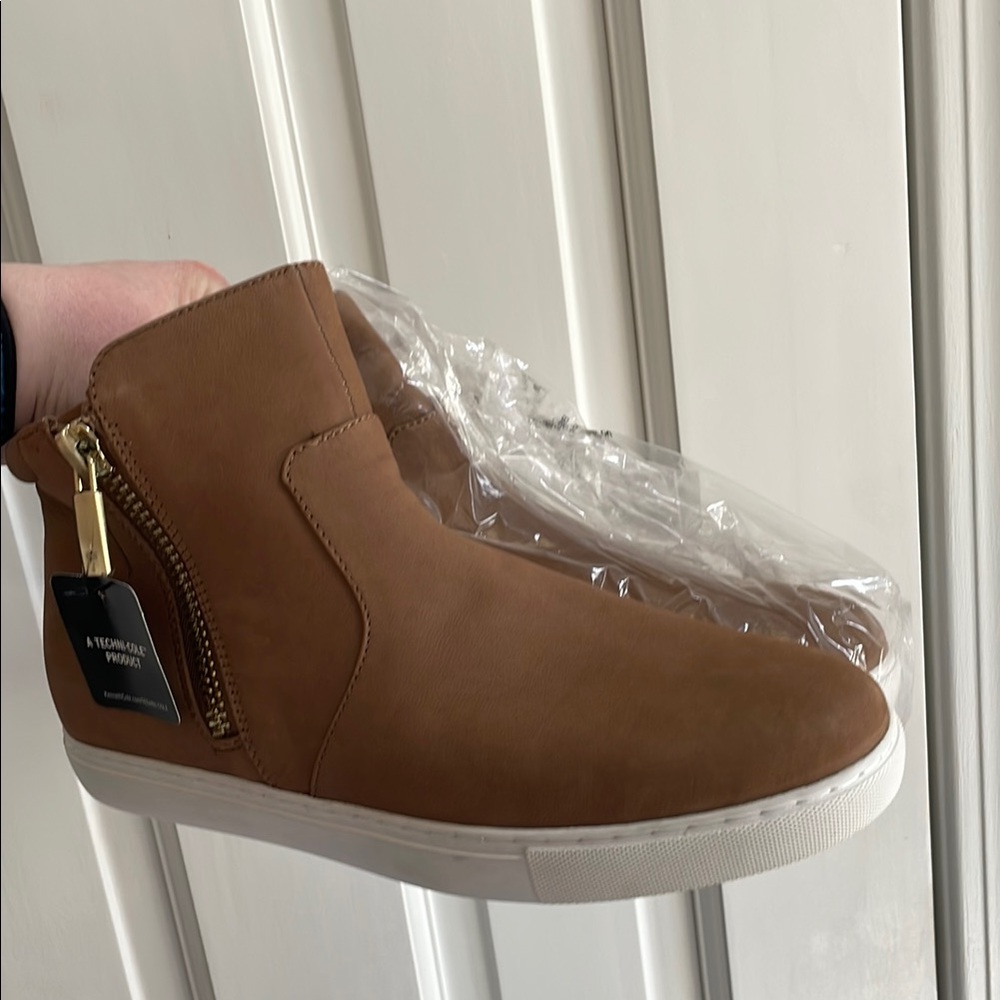 Brown Leather womens Shoes never worn, with tags